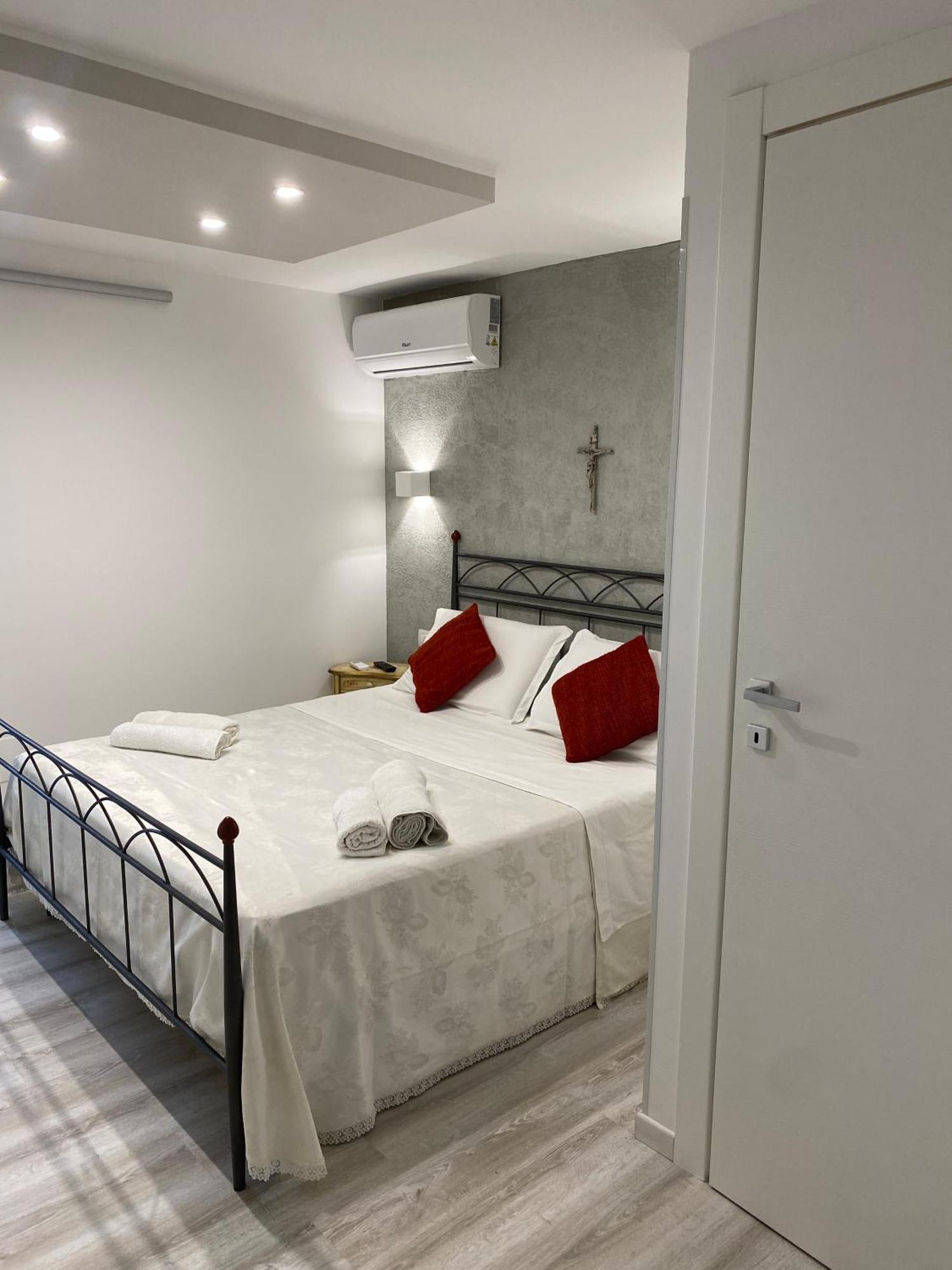Bed and Breakfast Royal House Катания Экстерьер фото